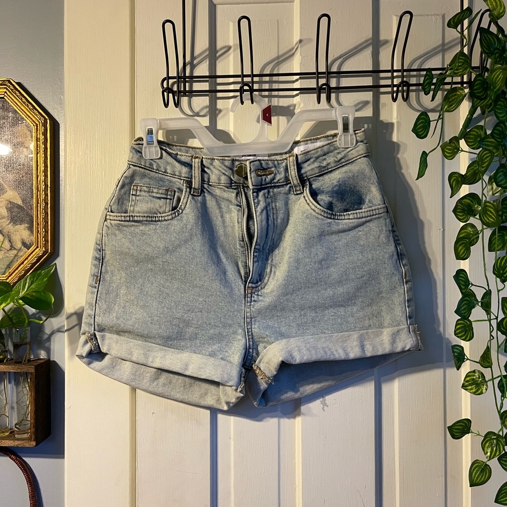 Mom shorts. High rise. Size 6